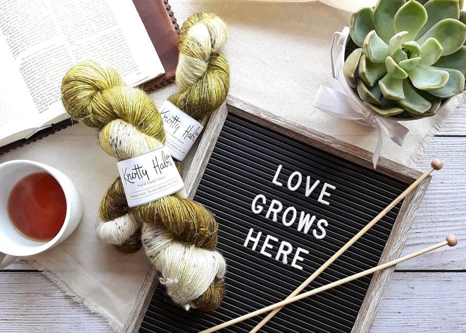 Инженер проверяет качество отливки